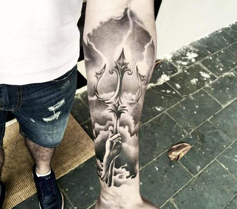 трезубец тату на руке