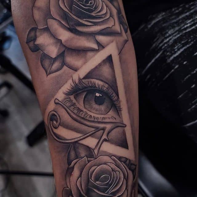 тату всевидящее око с цветами
