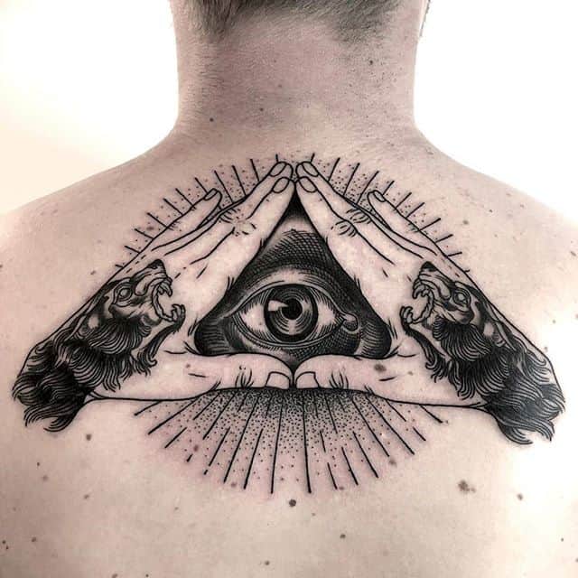 тату всевидящее око на спине