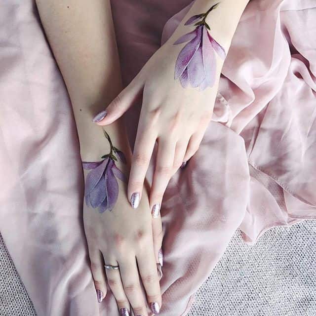 женское тату на запястье цветы