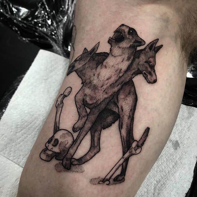 цербер и череп тату