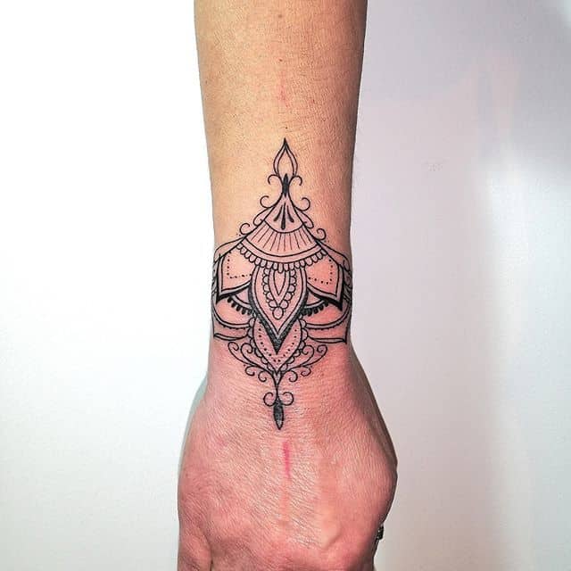 тату на запястье мандала