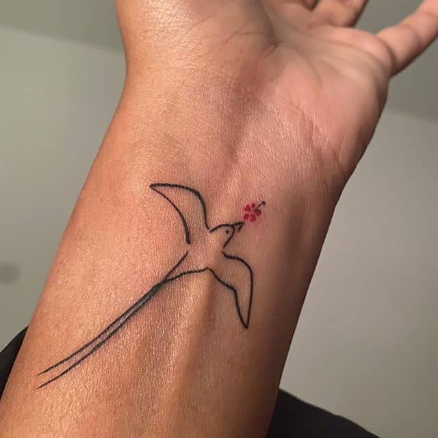 тату на запястье птица