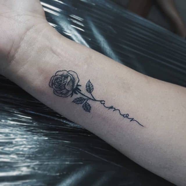 тату на запястье роза