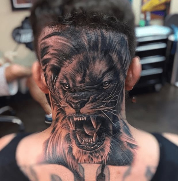 тату на затылке лев