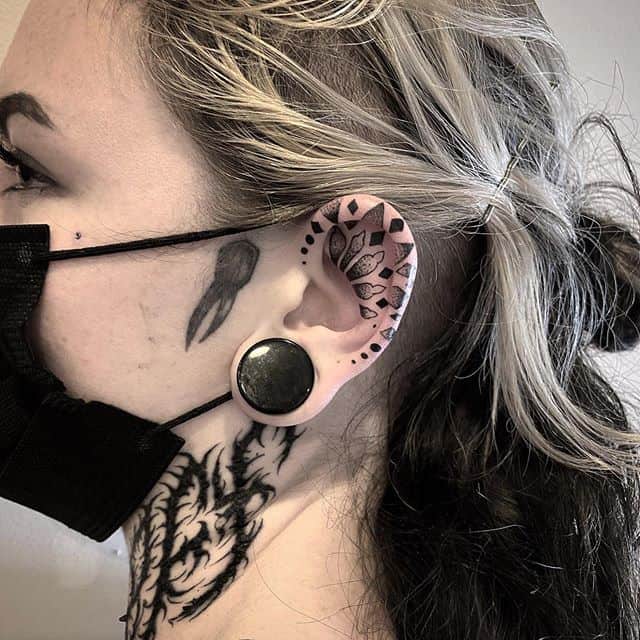 тату на ухе чб