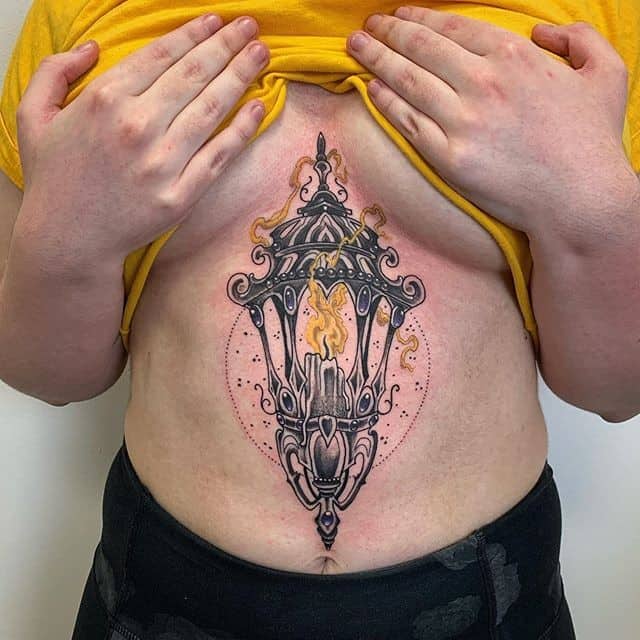 тату фонарь на животе