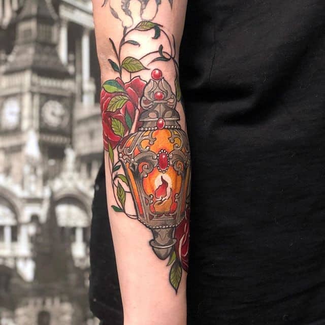 тату фонарь на руке