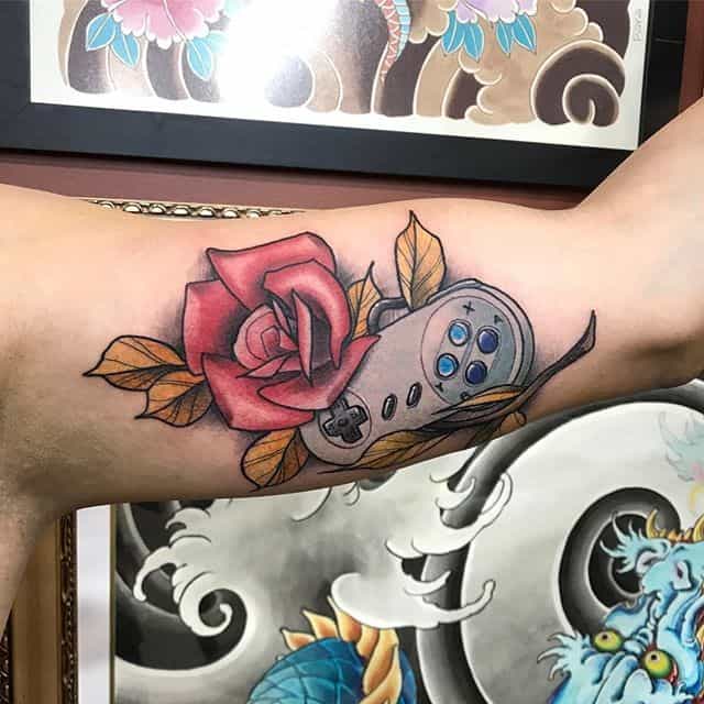 тату джойстик и цветы
