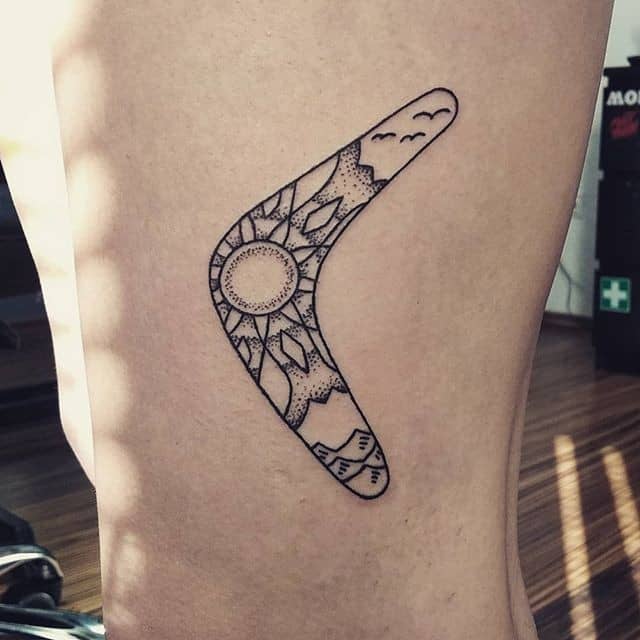 тату бумеранг минимализм