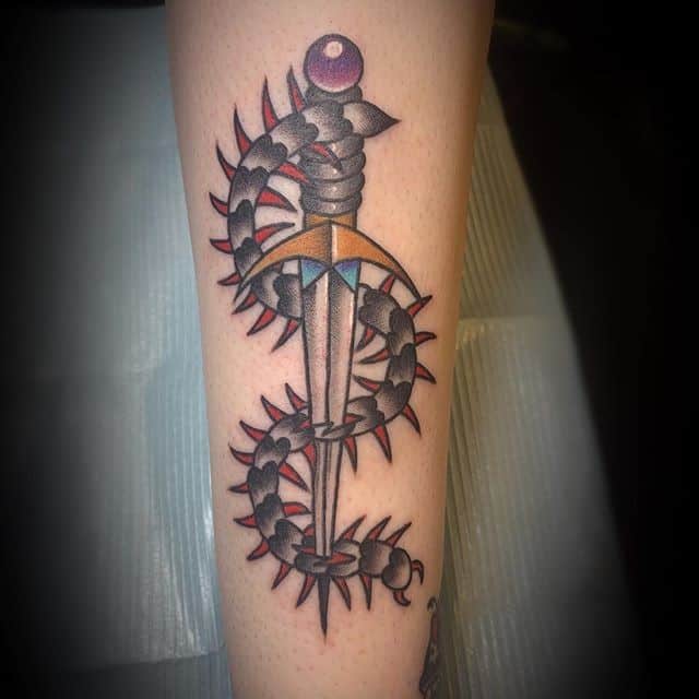 тату сколопендра и кинжал