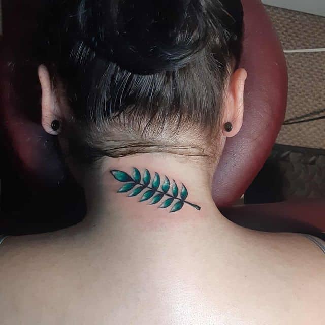 тату на затылке листочек