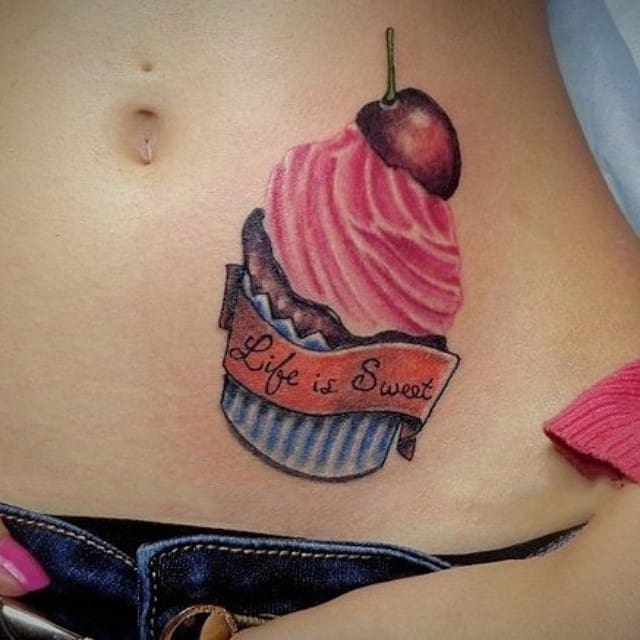 тату пирожное на животе