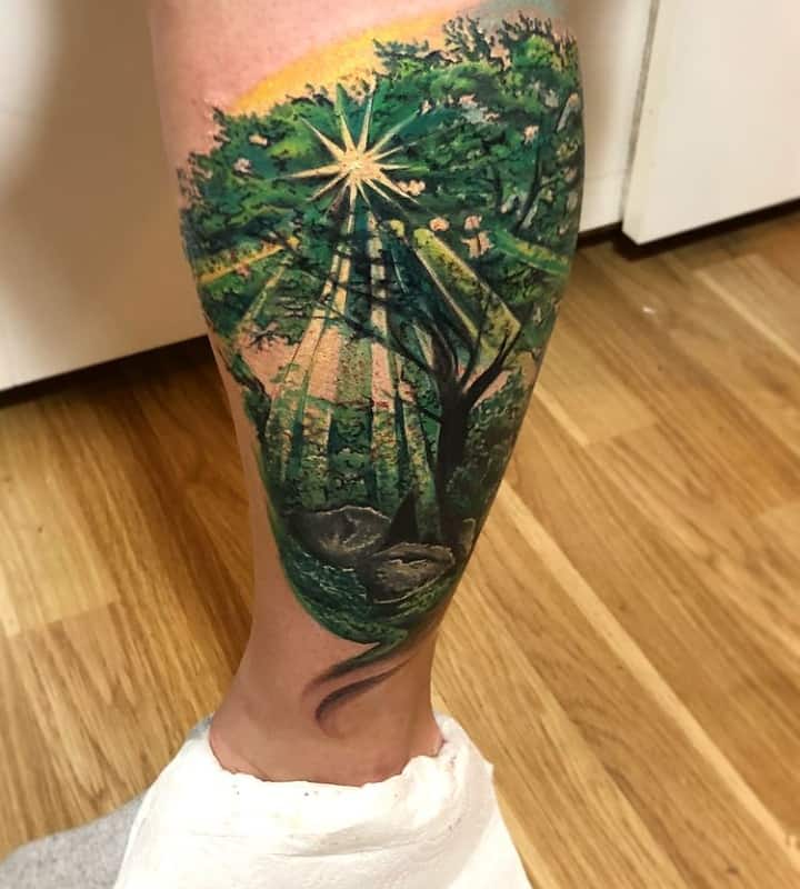 Дуб тату на ноге