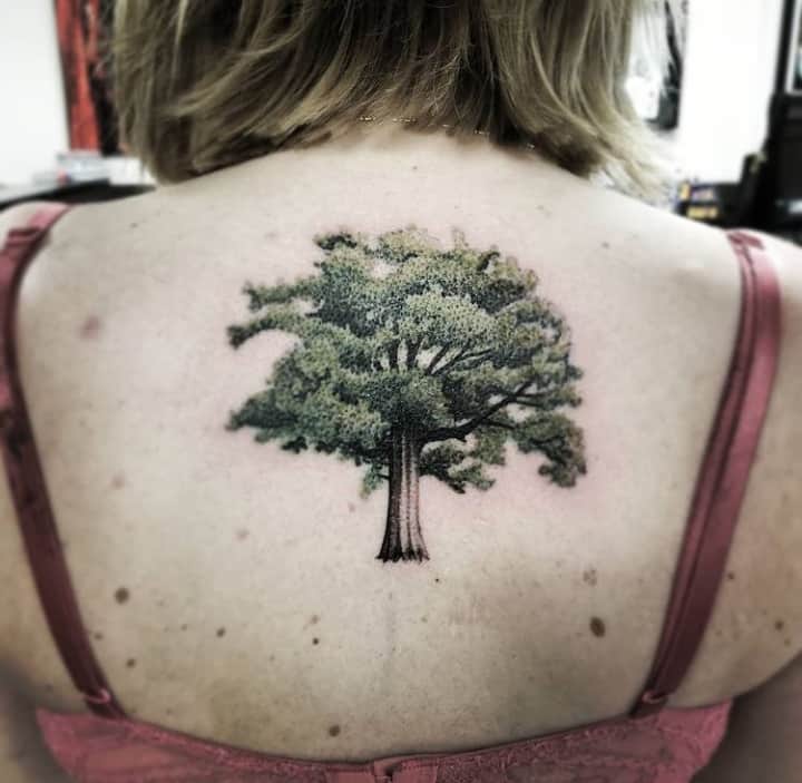 Дуб тату на спине