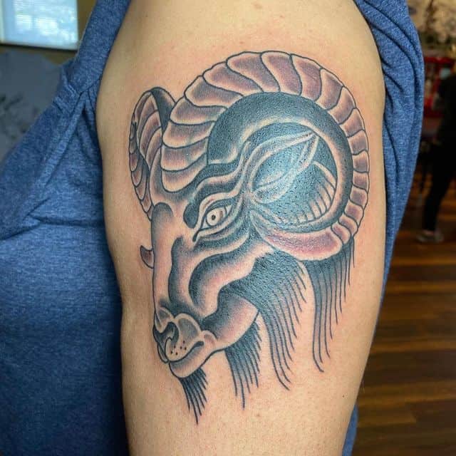 тату рога телец