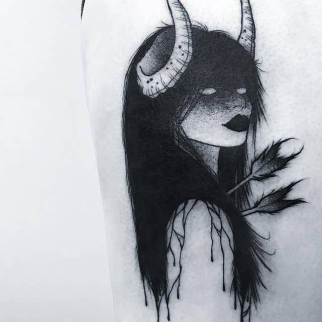 тату рога девушка