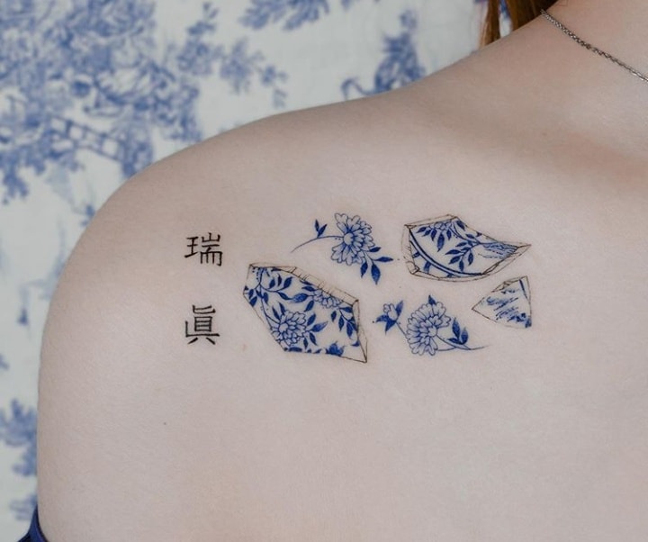 китайское тату на плече