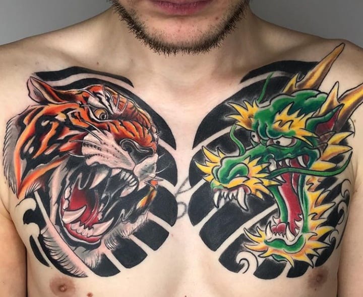 китайское тату на груди