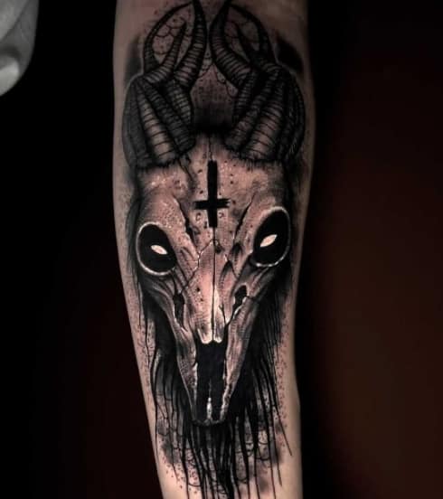 череп перевернутый крест тату