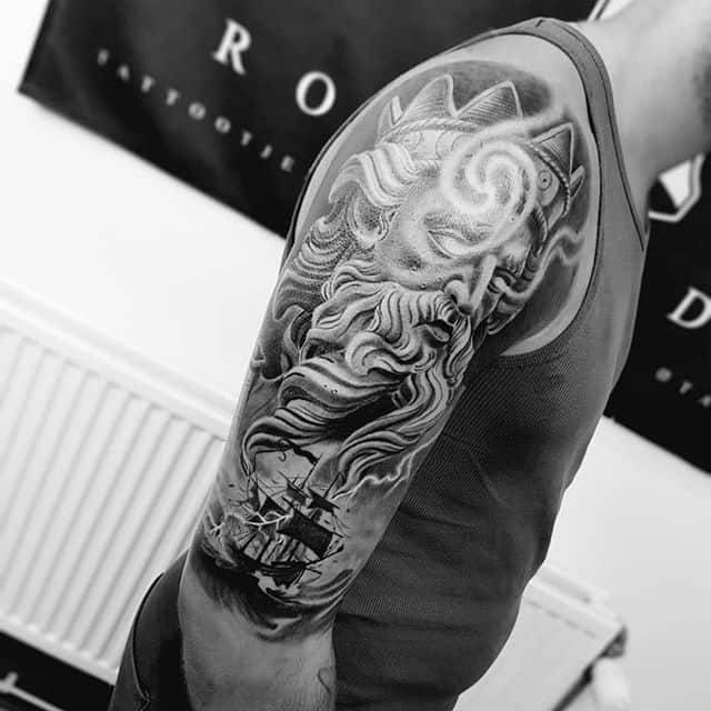 посейдон тату на плече