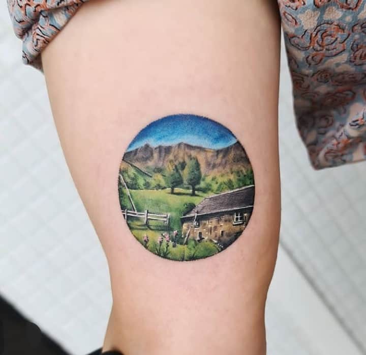 пейзаж тату на ноге