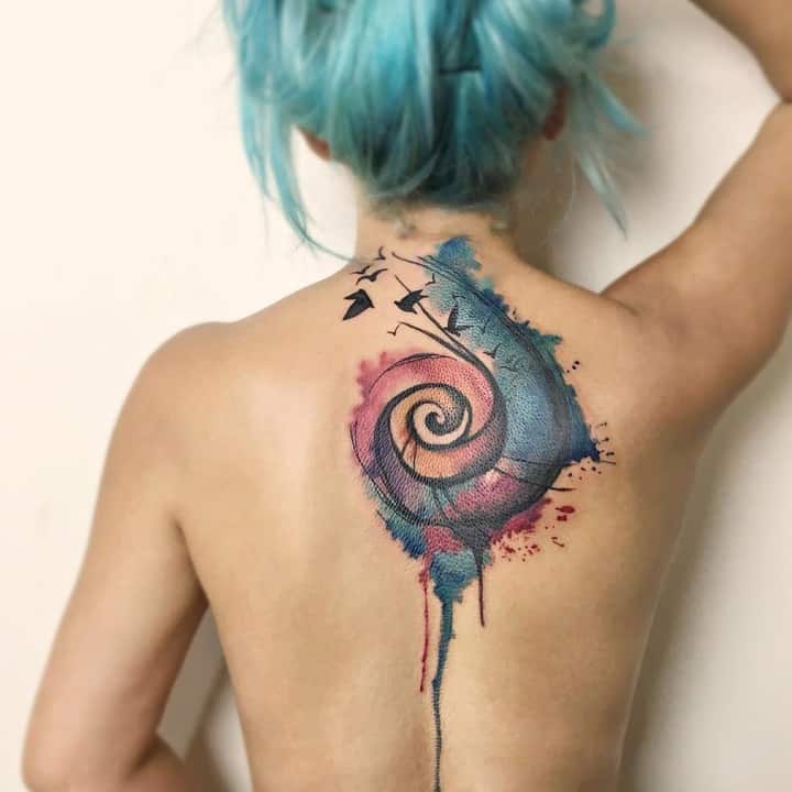 женское тату на спине