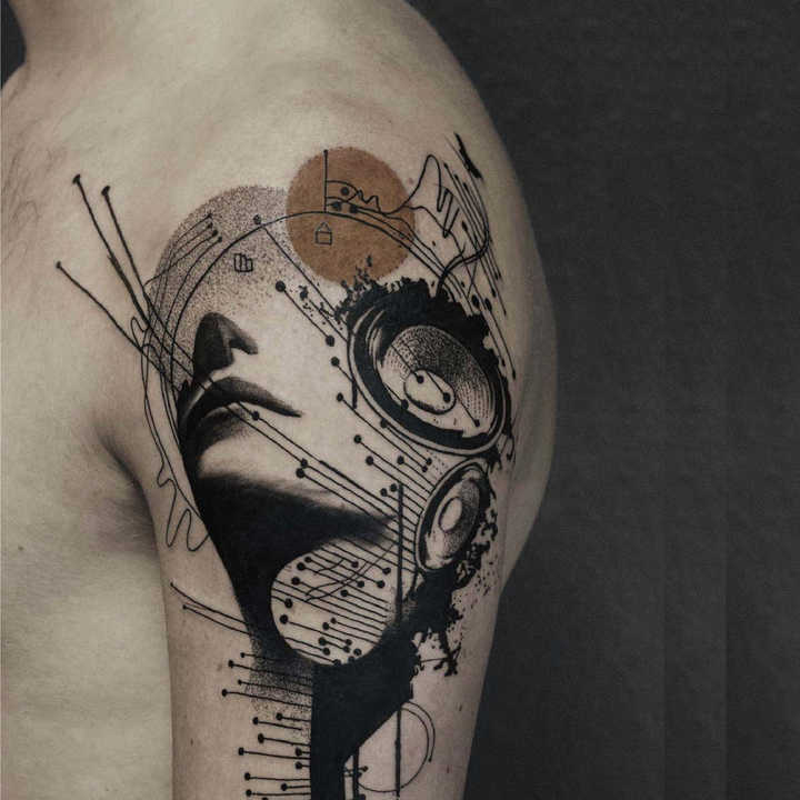 необычное тату на плече