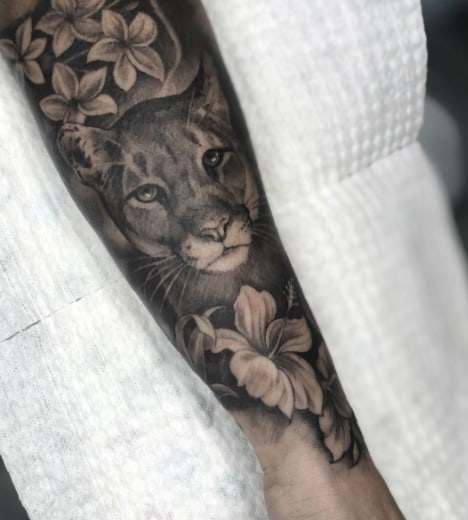 пума тату на руке