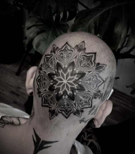 тату на голове чб
