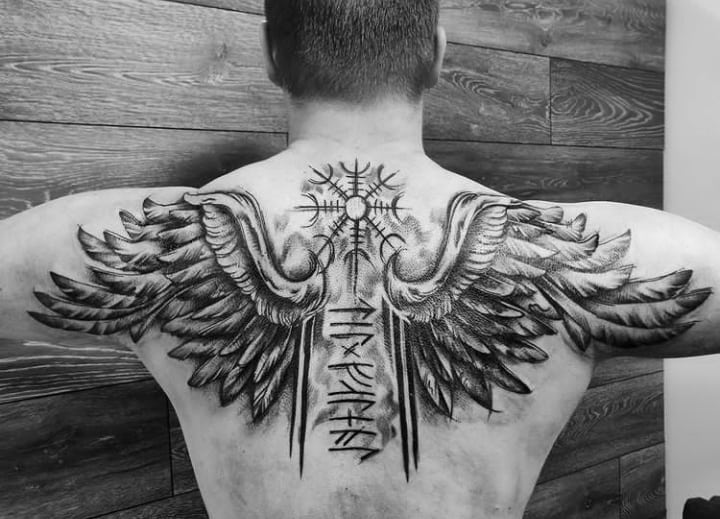 тату крылья на спине