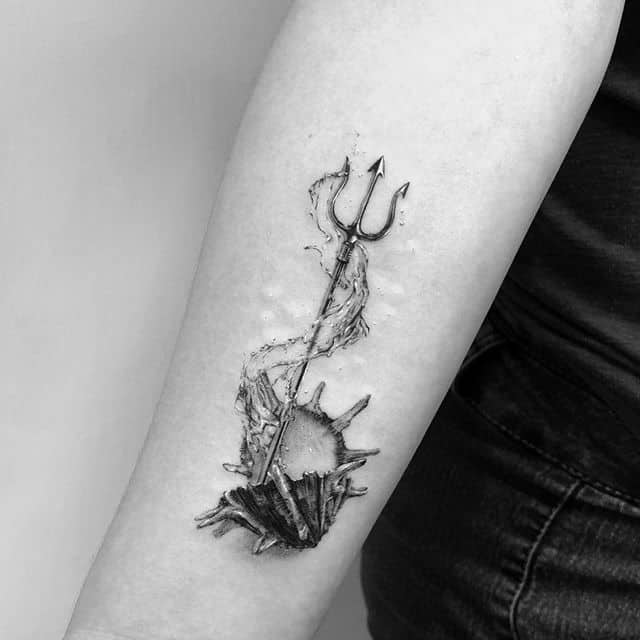 трезубец и раковина тату