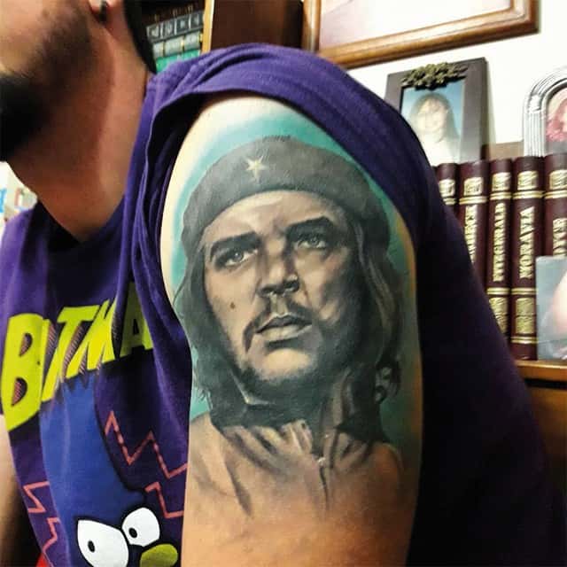 тату че гевара на плече
