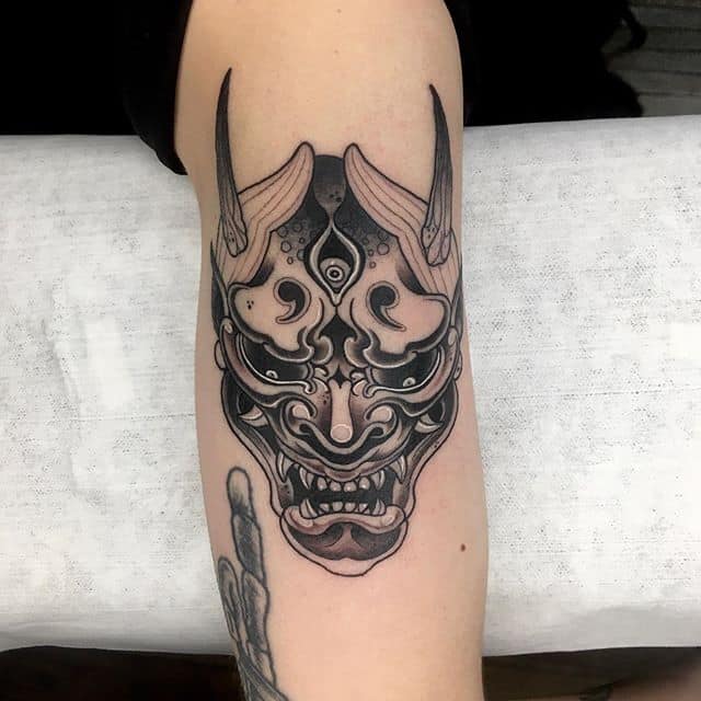 тату японский демон на руке