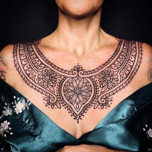 тату чокер на шее