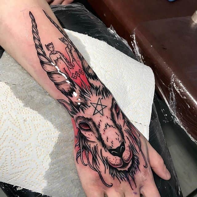 тату демон на ладони