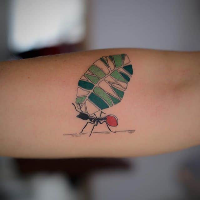 тату муравей и листик