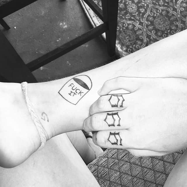 тату 666 на пальцах