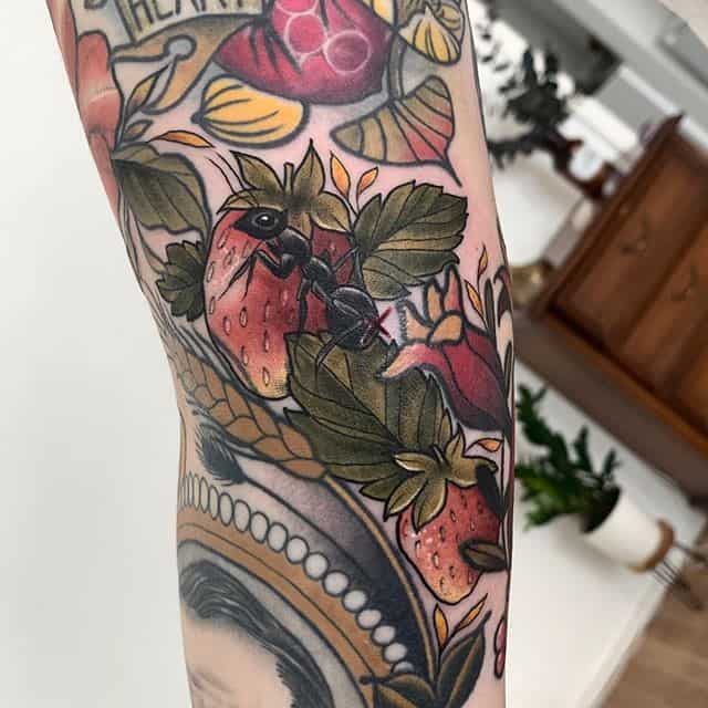 тату муравей ягоды