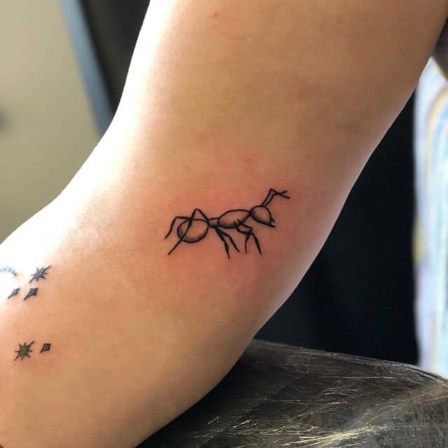 тату муравей чб