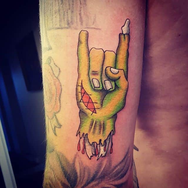 тату зомби рука