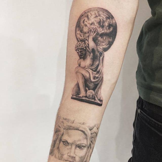 тату атлант на руке