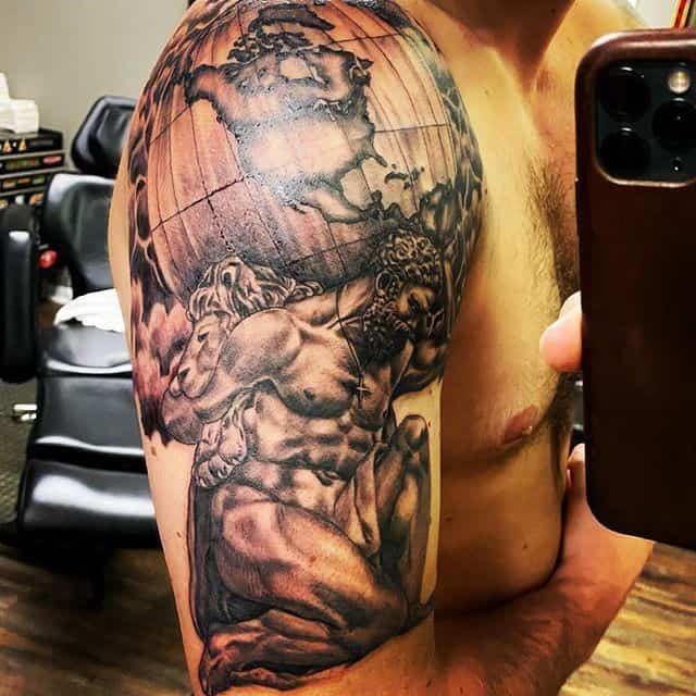 тату атлант на плече