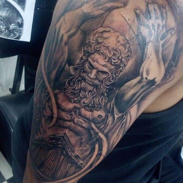 тату атлант на плече