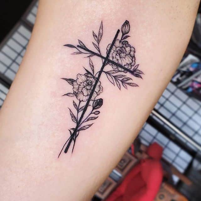 тату латинский крест с розами