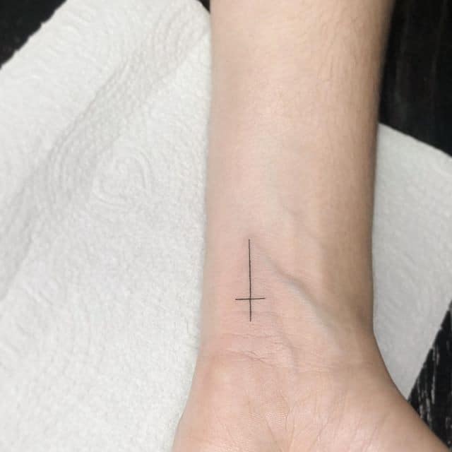 тату латинский крест минимализм