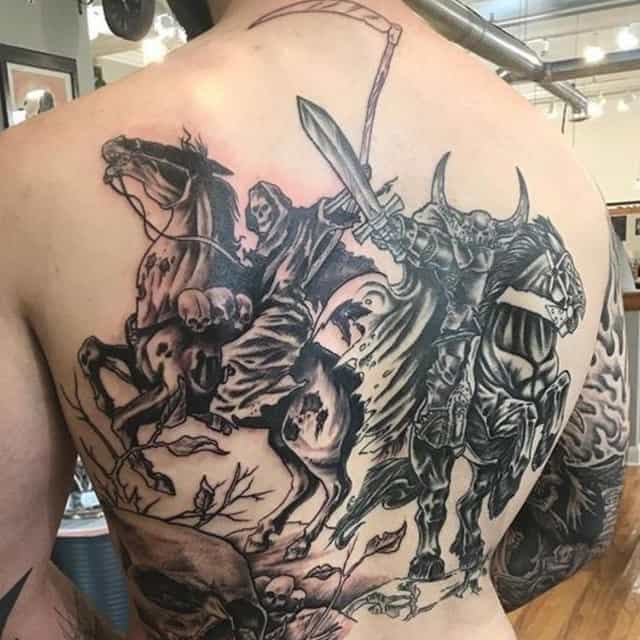 тату всадник на коне на спине