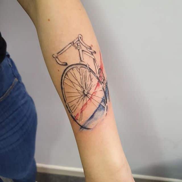 велосипед тату на руке