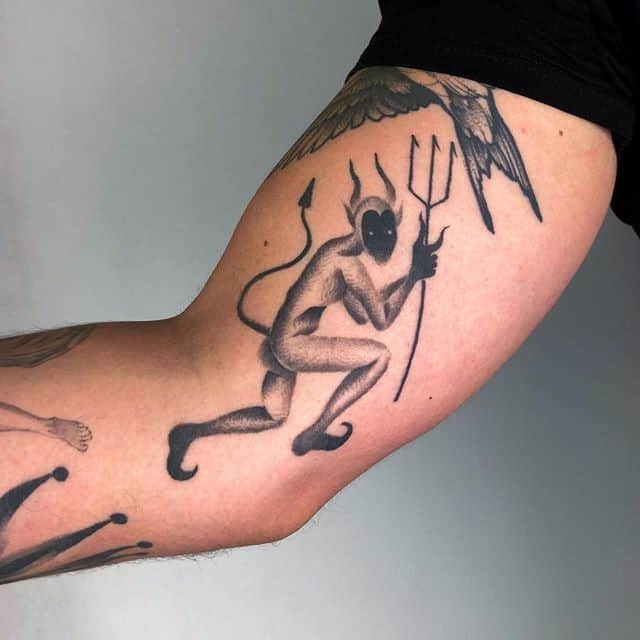 тату черт на руке