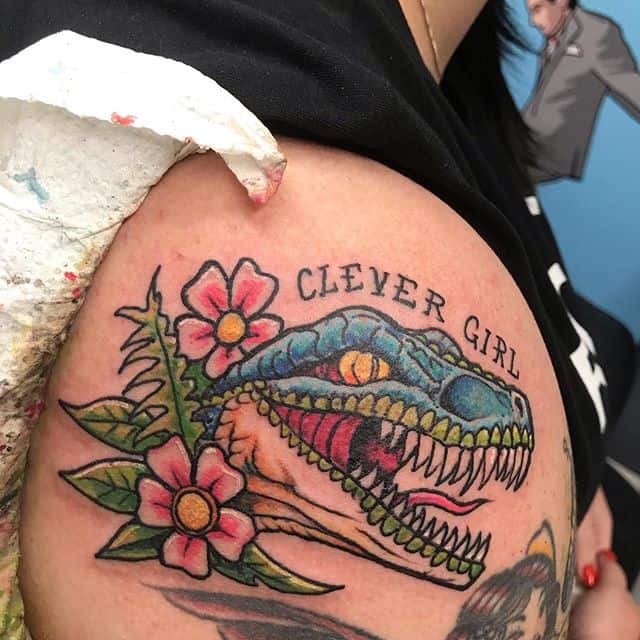 тату динозавр на берде